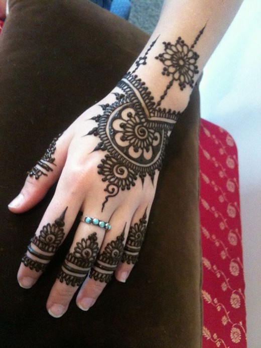 Amazing Back Hand Mehndi Designs With Small Nails 2015