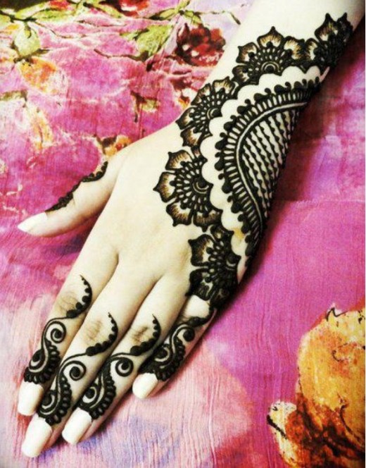 Bold Back Hands Henna Trend for Eid 2015