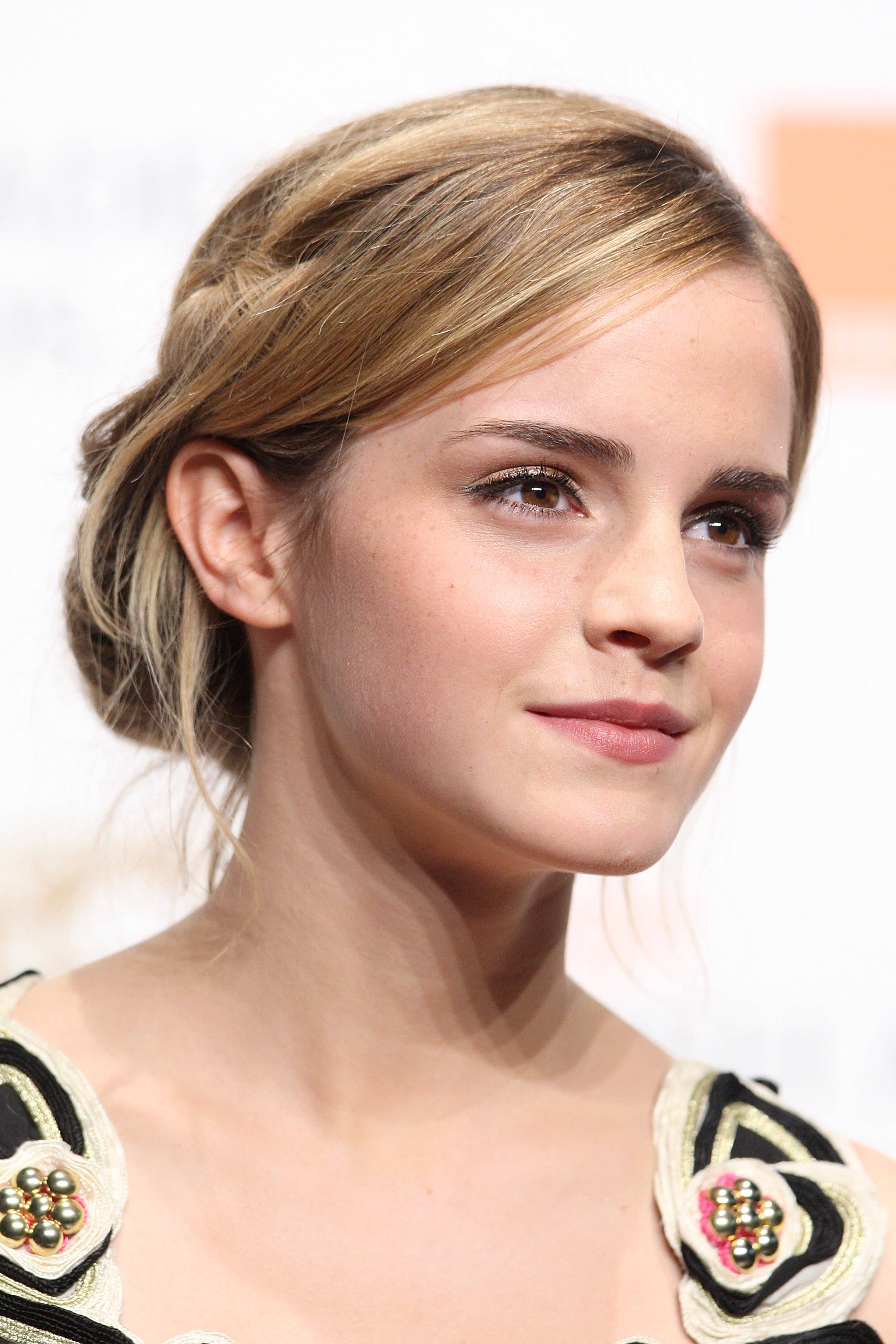 New Updo Haircut Of Emma Watson 