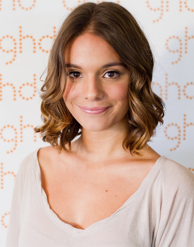 Caitlin Stasey Waved Bob Hairstyle - SheClick.com